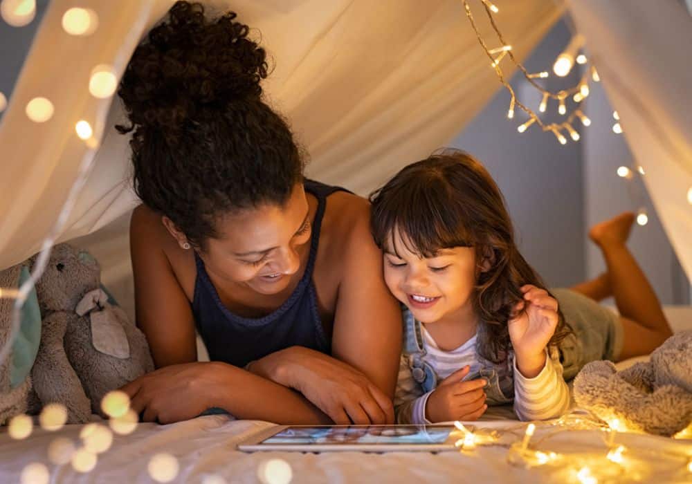 Maman et enfant, cocon sous le lit